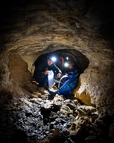 Zwei Personen in einer Höhle - Probennahme in der Margschieferhöhle © Lina Rummler