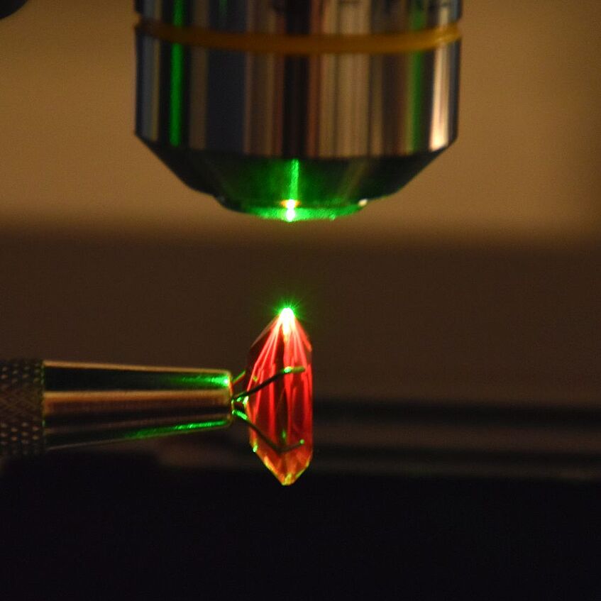 Edelstein unter Anregung mit einem grünen Laser (532nm) © Manuela Zeug/Universität Wien 