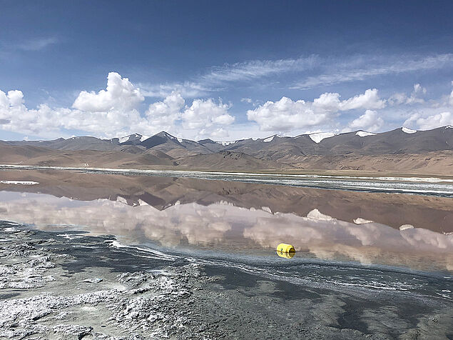 Trash in water, in the background Himalaya (C) Silke Aschauer