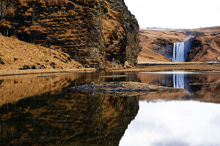 Wasserfall, Möwen an der Felswand, Spiegelung im Wasser. (C) Miriam Erdler