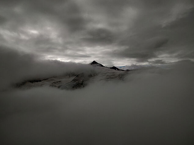 Ein Blick vom Keeskogel Nordostgrat auf den Großvenediger Wolken und Bergspitze. (C) Daniel Stanka