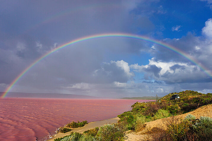 Doppelter Regenbogen über pinkem See in Australien (C) Jannes Baranowsky