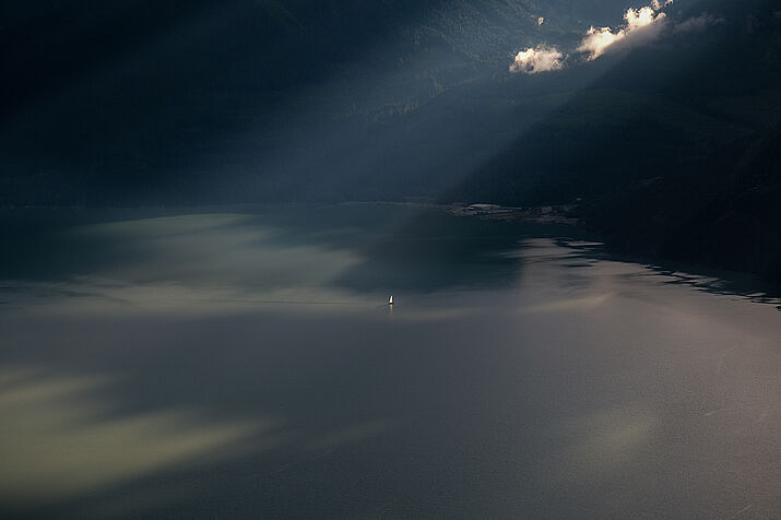 A sailing boat on a lake and sun © Agnes Pichlmeier