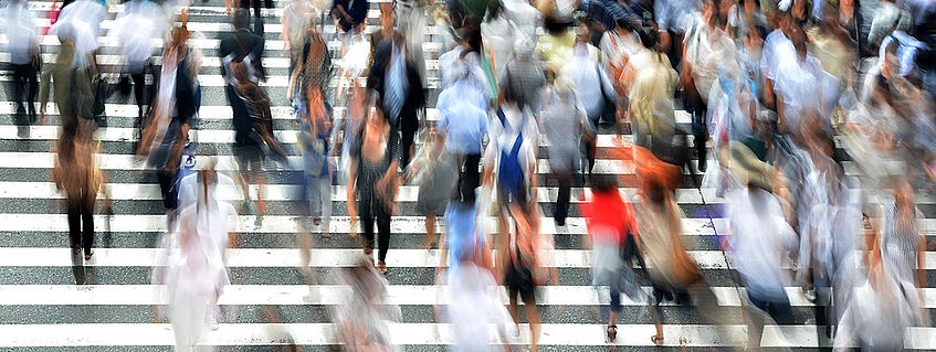 Fußgänger auf Zebrastreifen. CC, Brian Merrill on Pixabay