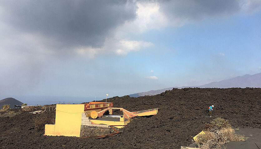 The dramatic impact of the lava flow from Cumbre Vieja, which destroyed and buried the nearby villages. Photo: © Theodoros Ntaflos, Federico Casetta / Universität Wien