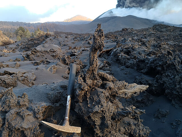 Sampling the cooling lava flow during the eruption: detail of the outcrop. Photo: © Theodoros Ntaflos, Federico Casetta / Universität Wien