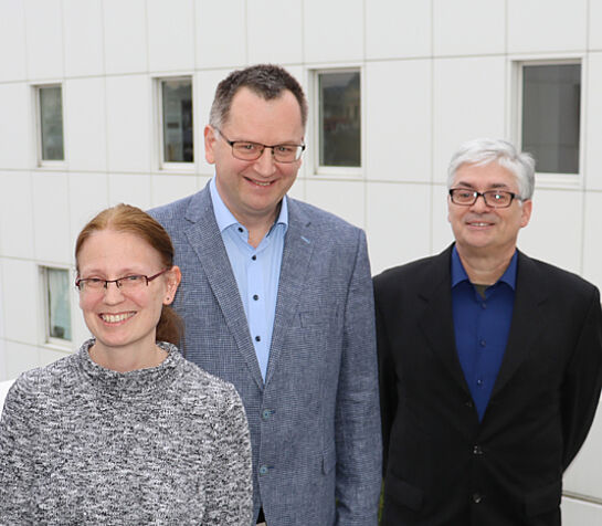 Im Bild Dekanin Petra Heinz mit Leopold Haimberger und Michael Wagreich (re.) © Universität Wien/Heidemarie Weinhäupl