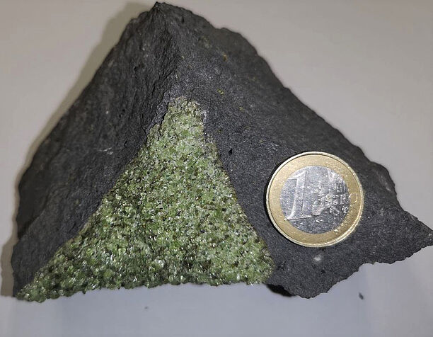 How do mantle xenoliths look like? Example of a mantle xenolith entrained by massive lava. Photo: © Theodoros Ntaflos, Federico Casetta / Universität Wien Theodoros Ntaflos, Federico Casetta / Universität Wien