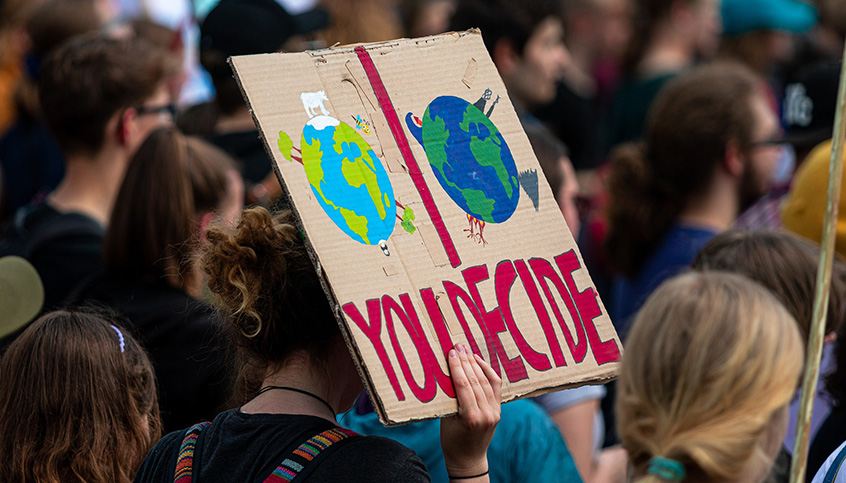 Foto eines Klimademo-Plakates mit der Aufschrift "You decide". Foto: Dominic Wunderlich auf Pixabay, CC