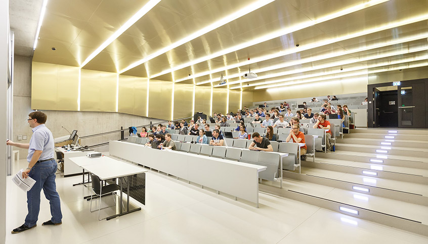 Lecture Hall with students at UNIVIE. Photo: derknopfdruecker.com