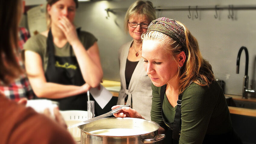 Geflüchtet nach Europa - Küche, junge Frauen CC Haakon Fossmark on Pixabay